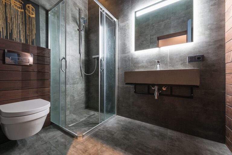 Cómo crear un baño minimalista, práctico y acogedor